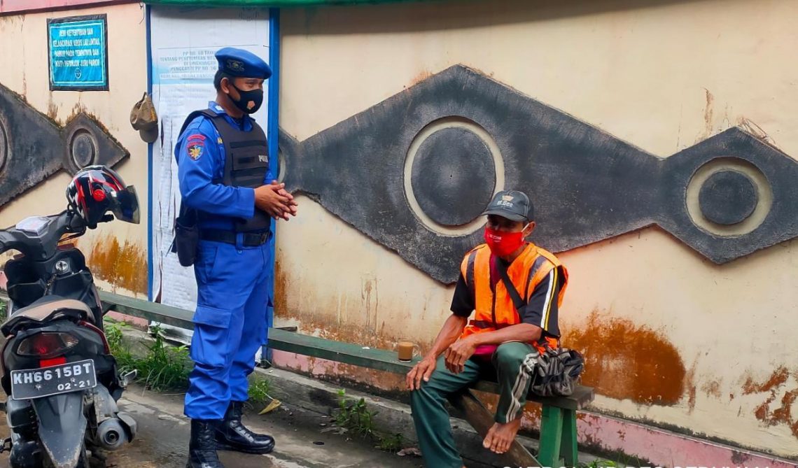 Personil Polairud Polres Seruyan melakukan sosialisasi Protokol Kesehatan kepada masyarakat pesisir Seruyan, Minggu (7/2/2021). Foto : Tbn