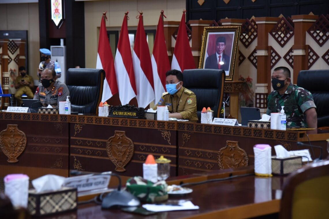 Gubernur Kalteng H. Sugianto Sabran pimpin Rapat Perkembangan Kasus Covid-19 dan Upaya Penanganan dan Pencegahan di Prov Kalteng, bertempat di Aula Jayang Tingang, Kantor Gubernur Kalteng, Senin (7/2/2022). Foto : Ist