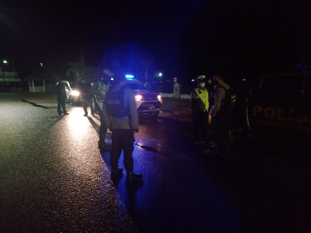 Patroli dan pemantauan secara intenaif  Seputaran Alun alun Kota Kuala Pembuang  yang sering menjadi lokasi balap liar.  Saat malam hari merupakan jalur sepi sehingga rawan digunakan untuk balap liar, Sabtu (6/3/2021) malam. Foto : Tbn
