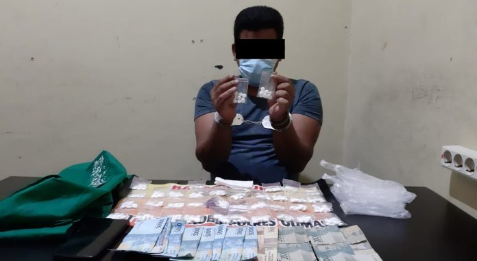 Pemilik Zenit, Ms, dan sejumlah barang bukti yang diamankan Anggota Polres Gunung Mas, Foto : Tbn