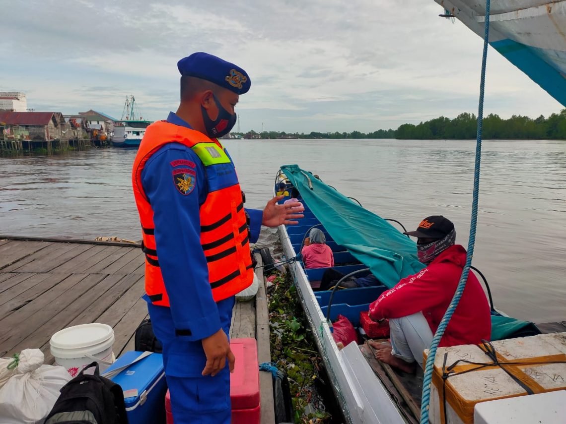 Satpolairud, Polres Seruyan, saat Patroli dan sambang Masyarakat pesisir, anggota juga menitipkan pesan kepada masyarakat untuk tetap menjaga Kesehatan dan mentaati Protokol Kesehatan, Minggu (07/03/2021). Foto : Tbn