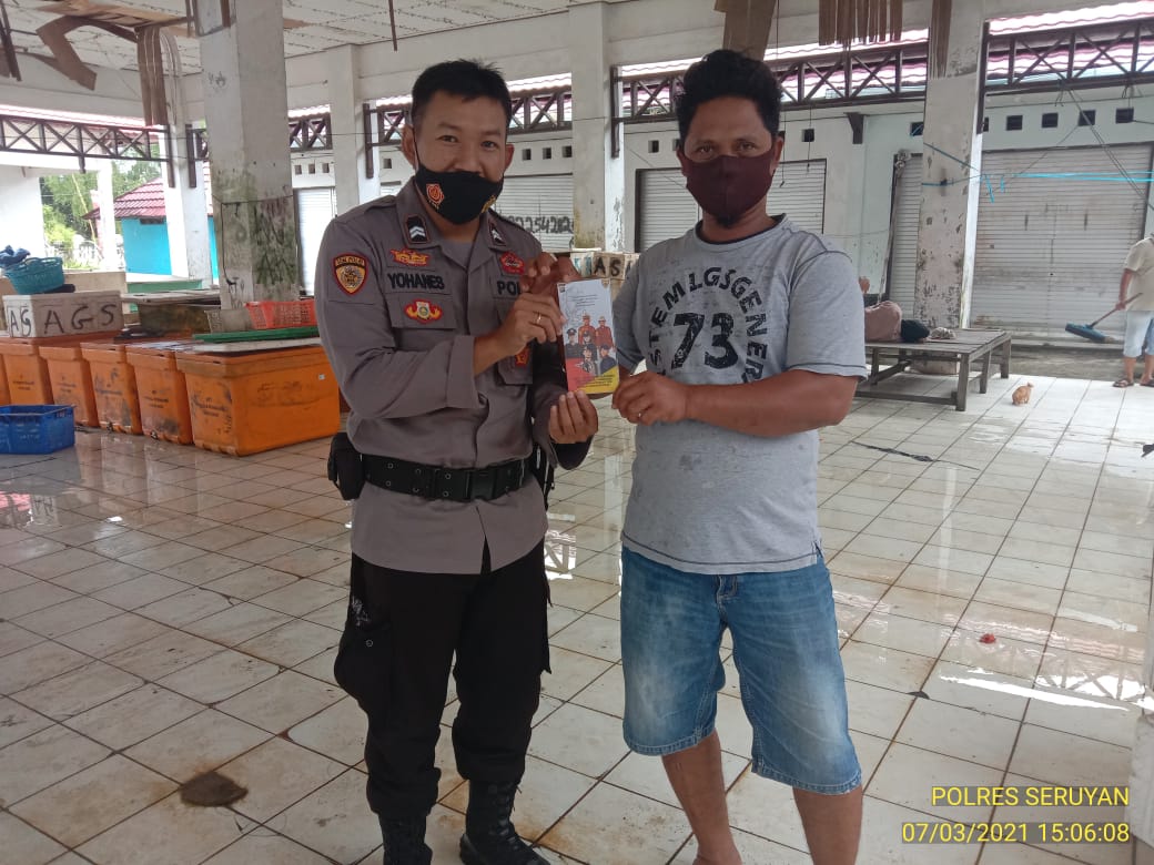 Personel Polres Seruyan melaksanakan Sosialisasi Penerimaan Polri  secara masif dan terus menerus untuk melaksanakan untuk mendapatkan penerus polri yang unggul dan profesional, Minggu (7/3/2021). Foto : Tbn