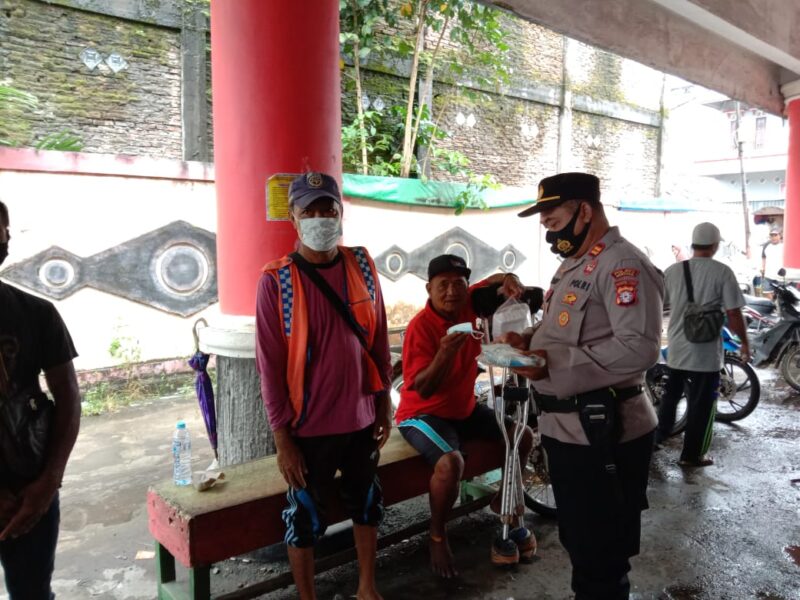 Personil Sat Binmas Polres Seruyan memberikan imbauan protokol kesehatan di Kuala Pembuang Kecamatan Seruyan Hilir Kabupaten Seruyan Provinsi Kalteng, Senin (07/03/2022) Pukul 09.00 Wib. Foto : Tbn