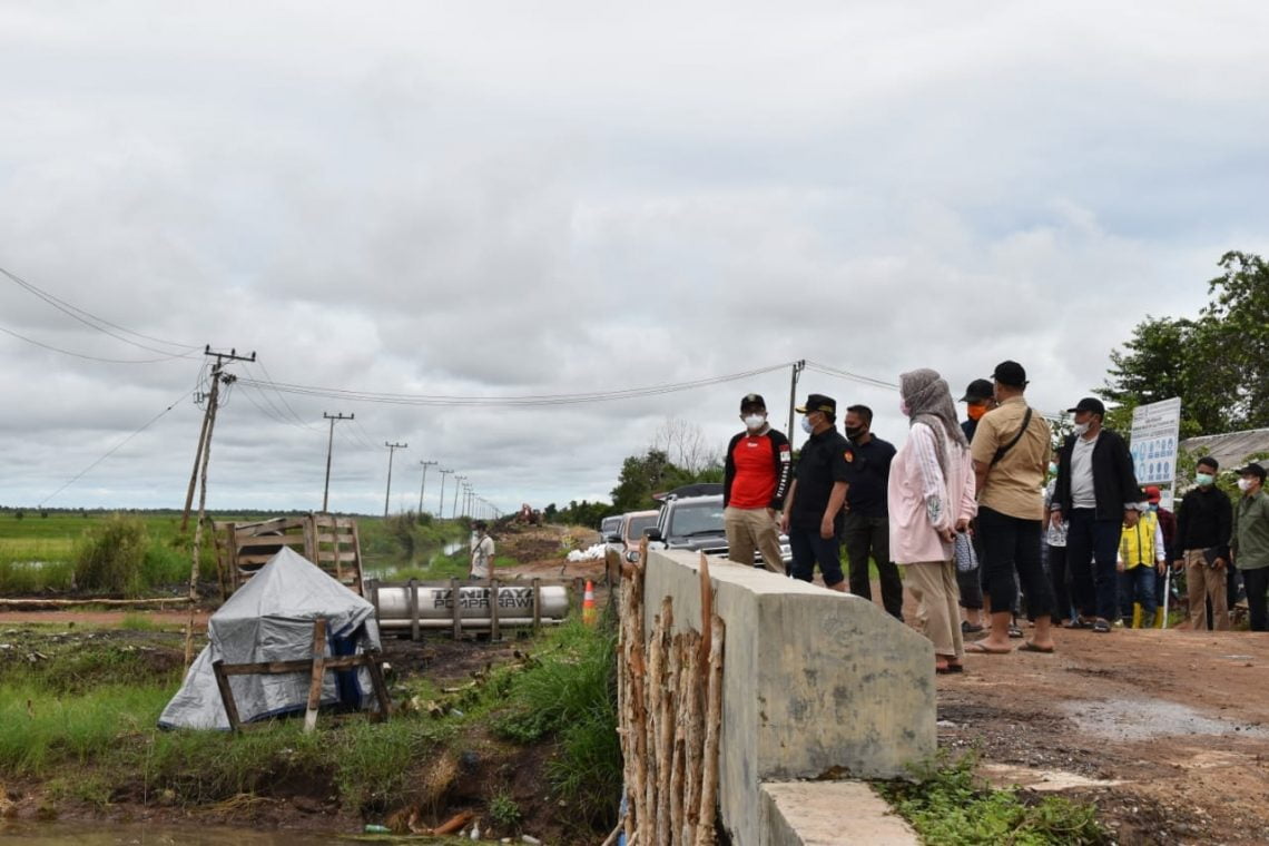Gubernur Kalteng H. Sugianto Sabran meninjau irigasi pintu air kuripan Kabupaten Kapuas, Minggu (7/3/2021). Foto : mmc