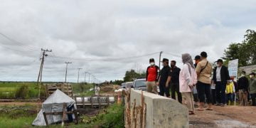 Gubernur Kalteng H. Sugianto Sabran Tinjau Irigasi Pintu Air Kuripan Kapuas