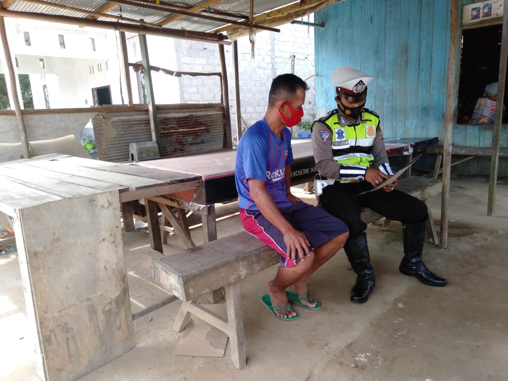 Sat Lantas Polres Seruyan melakukan sosialisasi kebakaran hutan dan lahan (karhutla) kepada Masyarakat Kuala Pembuang, Minggu (7/02/2021). Foto : Tbn