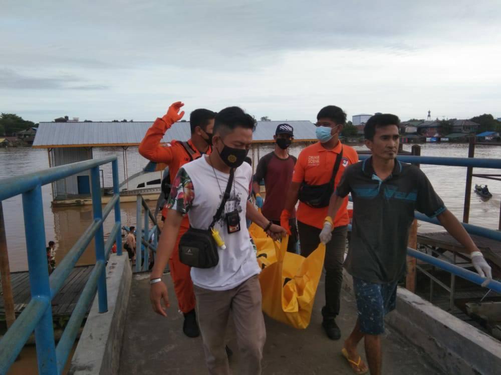 Evakuasi mayat wanita yang mengapung di Sungai Kahayan Palangka Raya, Sabtu (6/3/2021). Foto : Ist