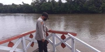 Polsek Seruyan Tengah Cek Debit Air di Sungai Seruyan Kelurahan Rantau Pulut