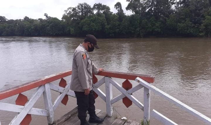 Personil Polsek Seruyan Tengah, Polres Seruyan melaksanakan patroli sekaligus mengecek debit air di bantaran Sungai Seruyan Kelurahan Rantau Pulut, Minggu (7/3/2021). Foto : TN