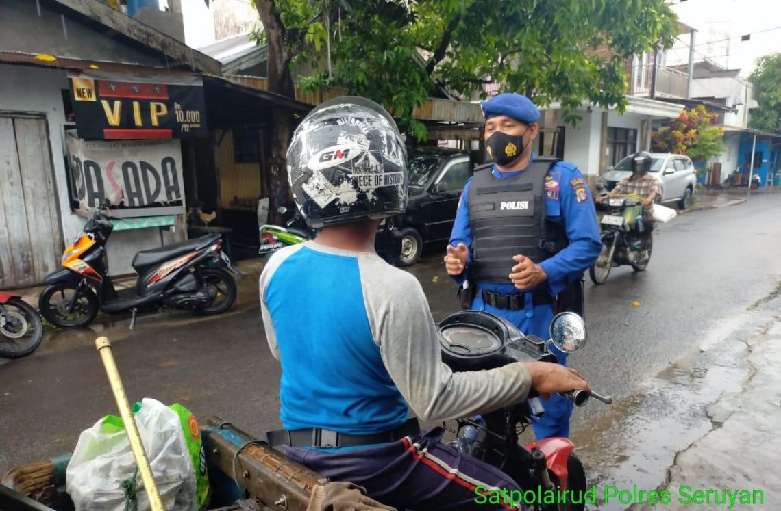 Sambil melaksanakan patroli, personel Polair Polres Seruyan rutin menyambangi masyarakat di kawasan pesisir dan pertokoan Pasar Tengah serta pemukiman penduduk untuk memberikan sosialisasi pentingnya penerapan protokol kesehatan, Minggu (7/3/2021). Foto : Tbn