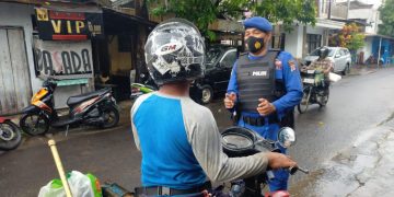 PersonelPolres Seruyan Berikan Sosialisasi Prokes ke Masyarakat