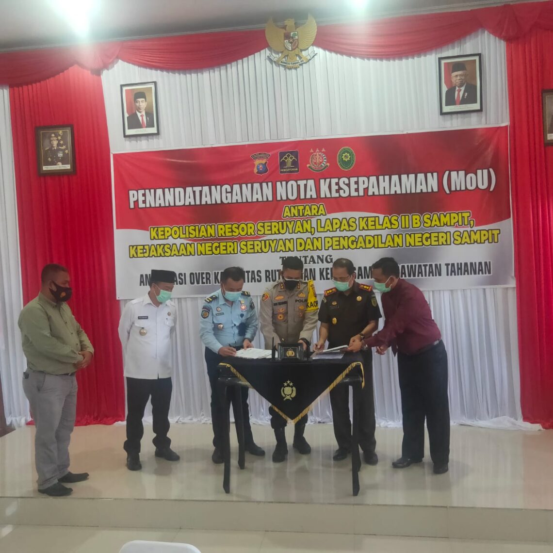 Polres Seruyan, Lembaga Pemasyarakatan (Lapas) Kelas IIB Sampit, Kejaksaan Negeri Kuala Pembuang dan Pengadilan Negeri Sampit Kelas IB pada hari Rabu (07/04/2021), melakukan penandatanganan Perjanjian Kerja Sama atau Memorandum of Understanding (MoU), dalam hal antisipasi Over Kapasitas dan Perawatan Tahanan di Rutan Polres Seruyan. Foto : Tbn