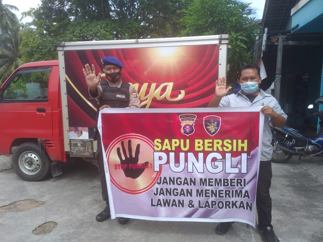 Personil Satpolairud Polres Seruyan, melaksanakan sosialisasi berupa tatap muka secara langsung tentang Saber Pungli di Sekitar Pesisir Das Seruyan Kelurahan Kuala Pembuang I Kec. Seruyan Hilir Kab. Seruyan, Rabu (07/04/2021) pukul 10.00 Wib. Foto : Tbn