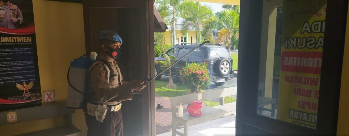 Menyikapi penyebaran Covid 19 yang belum berakhir, personil Polsek Seruyan Hilir rutin melaksanakan penyemprotan disinfektan, Rabu (7/4/2021) pagi. Foto : Tbn