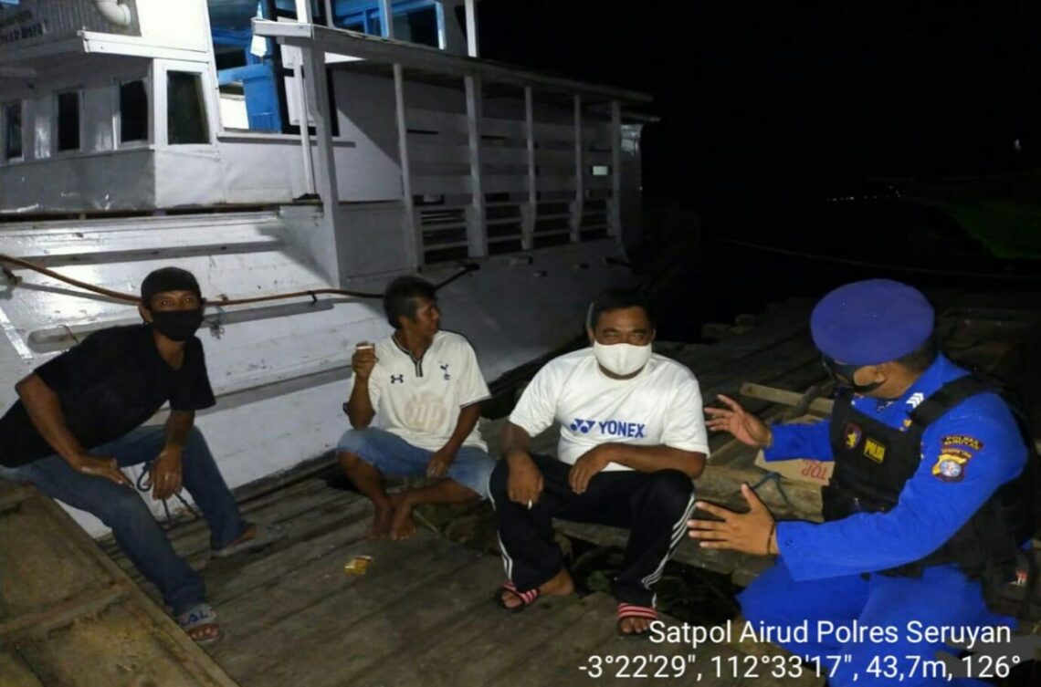 Satpolairud Polres Seruyan selalu berupaya memberikan imbauan dan mengajak masyarakat untuk bersama-sama mentaati protokol kesehatan sebagai upaya mencegah penyebaran Covid-19, Rabu (7/4/2021). Foto : Tbn