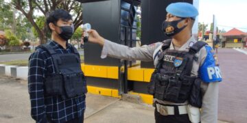 Sipropam Polres Seruyan Rutin Cek Suhu Tubuh Personil dan Masyarakat yang Masuk Mapolres