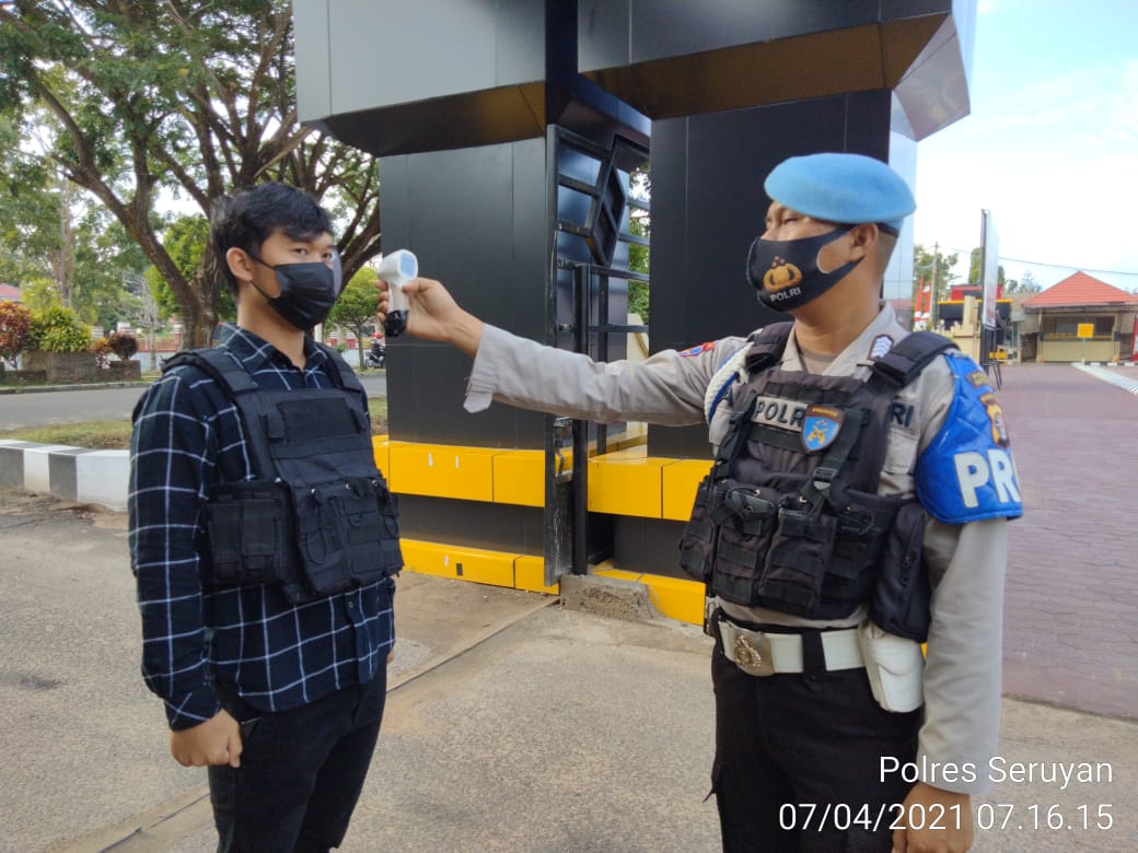 Pengecekan suhu tubuh anggota Polres Seruyan Polda Kalteng, rutin dilaksanakan oleh Propam Seruyan 
Rabu (8/4/2021) pagi. Foto : Tbn