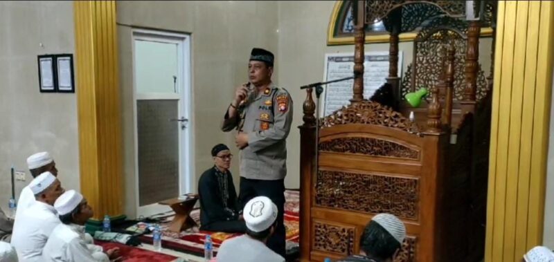 Kasubditgasum Ditsamapta Polda Kalteng, Kompol Imam Riyadi, S.H., tersebut, juga memberikan imbauan kepada jamaah masjid terkait pemeliharaan kemanan dan ketertiban masyarakat (Harkamtibmas).