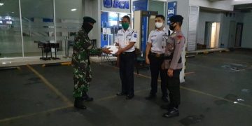 Sinergitas Polda Kalteng-Korem 102/Pj Bagikan 350 Makanan Sahur kepada Satpam dan Marbot