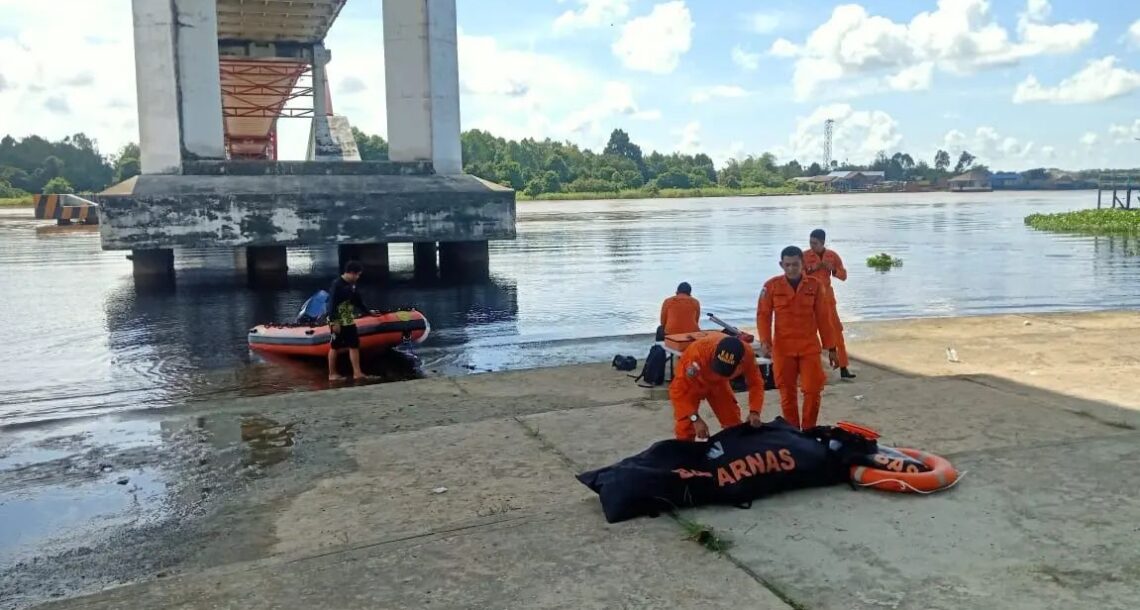 Upaya pencarian orang hilang atas nama Yunita Sandy terus dilakukan oleh Polresta Palangka Raya bersama Polsek Pahandut, Polda Kalteng dan pihak terkait, Jumat (6/5/2022). Foto : TN