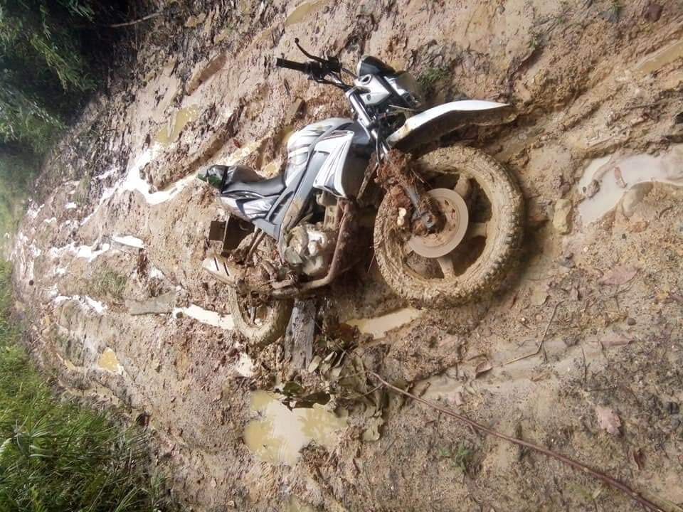 Kondisi ruas jalan penghubung Desa Muara Tupuh-Kota Puruk Cahu berkubang lumpur saat musim penghujan seperti saat ini. Foto : Kpl