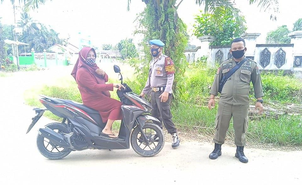 Polsek Seruyan Tengah bersama Satpol PP, Koramil serta instansi terkait menggelar Operasi Yustisi Protokol Kesehatan, Jum'at (07/05/2021). Foto : Tbn