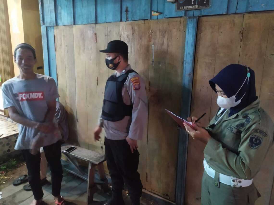 Polsek Seruyan Tengah bersama Satpol PP, Koramil serta instansi terkait menggelar Operasi Yustisi Protokol Kesehatanbn, Jum'at (07/05/2021). Foto : Tbn
