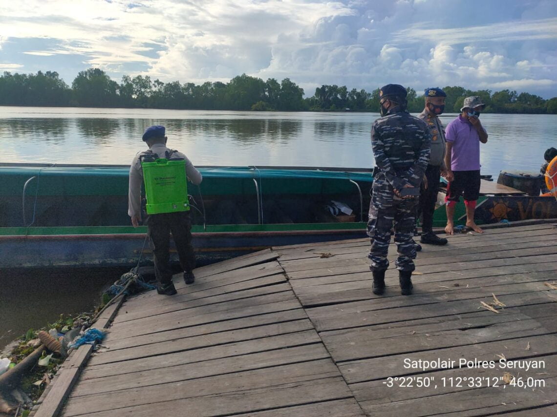 Satuan Polairud Polres Seruyan melakukan kegiatan sterilisasi pada angkutan sungai dan kapal yang bersandar di dermaga bongkar muat Kuala Pembuang,
Jumat (07/05/2021). Foto : Tbn