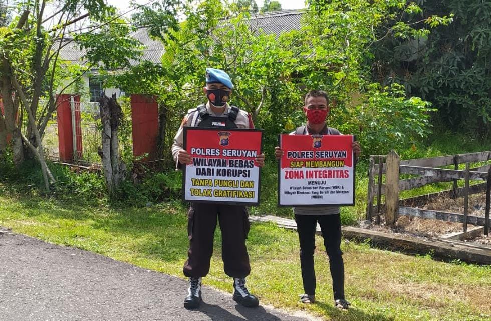 Polsek Seruyan Hilir Jajaran Polres Seruyan melaksanakan giat road show sosialisasi dan tindak lanjut pembangunan Zona Integritas (ZI) menuju wilayah bebas dari korupsi (WBK) dan Wilayah Birokrasi Bersih dan Melayani (WBBM) Tahun 2021, Jum’at (07/05/2021). Foto : Tbn