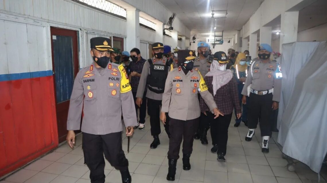 Wakapolda Kalteng Brigjen Pol Ida Oetari Poernamasasi, S.A.P., M.A.bersama sejumlah Pejabat Utama Polda Kalteng memantau arus balik lebaran Idul Fitri 1443 H di Kabupaten Kotawatingin Timur (Kotim), Jumat (6/5/2022) siang. Foto : TN