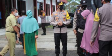 Personil Polres Seruyan Antar Jemput Lansia Untuk Vaksinasi