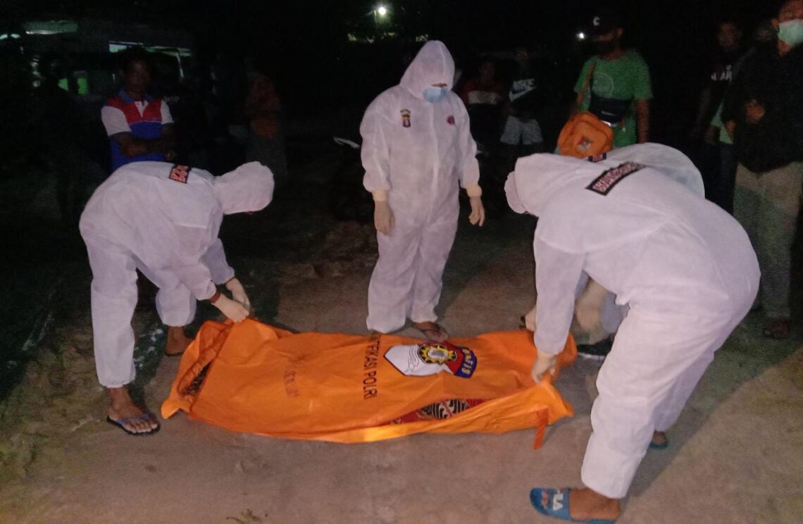 Tim ERP menggunakan alat pelindung diri lengkap saat melakukan evakuasi, Minggu (6/6/2021). Foto : Ist