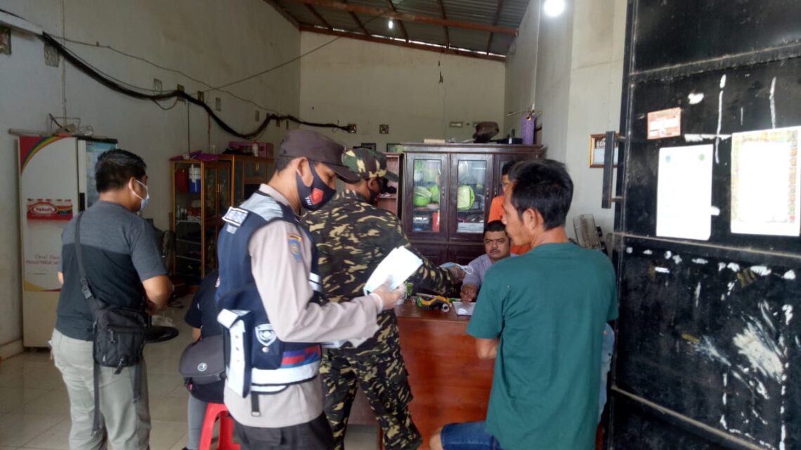 Kepedulian Polsek Hanau Polres Seruyan, Polda Kalteng, dalam pencegahan penyebaran covid-19 terus dilakukan melalui membagikan Masker gratis kepada masyarakat di Desa Rungau Raya Kec. Danau Seluluk Kab. Seruyan, Senin (07/6/2021). Foto : TN