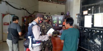 Personil Polsek Hanau Bersama TNI Bagikan Masker Gratis dan Sosialisasi Prokes