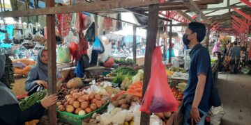 Anggota Sat Intelkam Polres Seruyan Rutin Pantau Harga Sembako