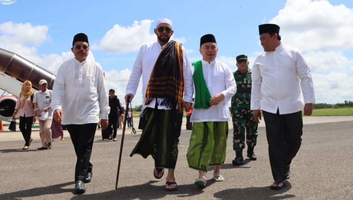 Gubernur Kalimantan Tengah (Kalteng), H. Sugianto Sabran, didampingi Wakil Gubernur (Wagub), H.Edy Pratowo dan Sekretaris Daerah (Sekda) H. Nuryakin, menyambut secara langsung kedatangan Habib Syech bin Abdul Qodir Assegaf di Terminal Kedatangan Umum Bandara Tjilik Riwut Palangka Raya, Jumat (7/7/2023). Foto : BA