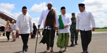 Gubernur H. Sugianto Sabran Sambut Kedatangan Habib Syech di Bandara Tjilik Riwut