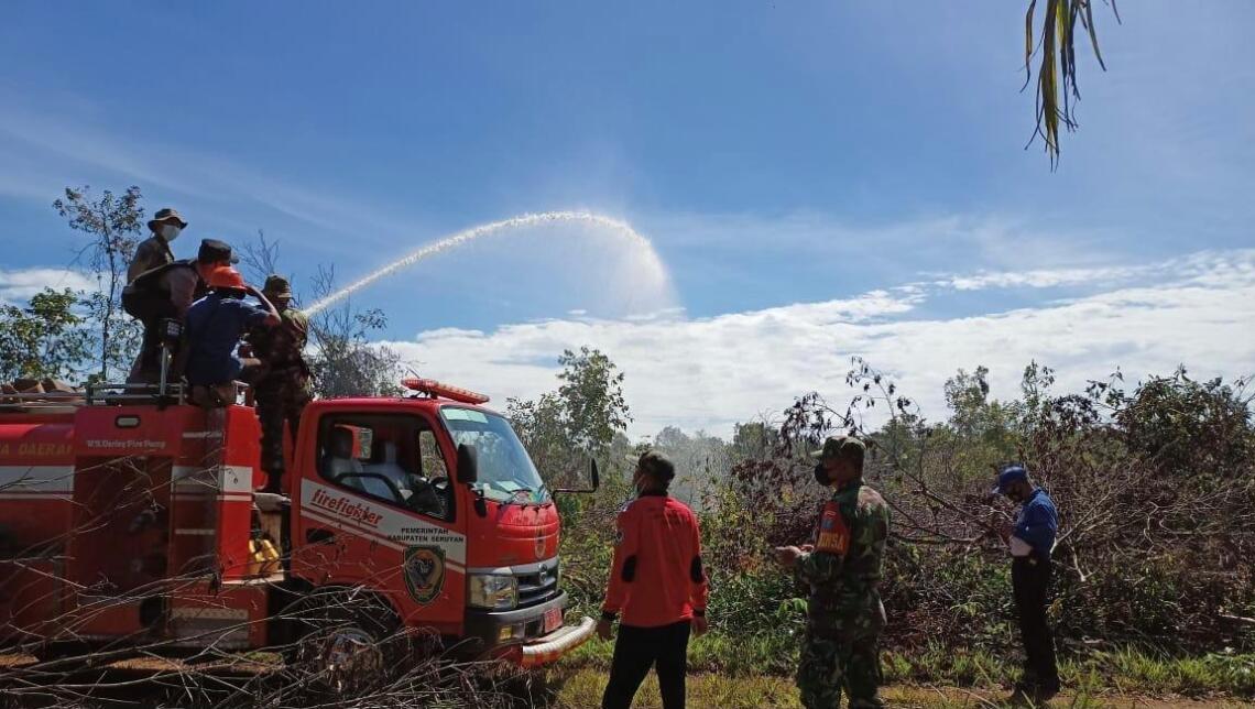 Anggota Pospol Bangkal bersama , TNI , BPBD serta Damkar kecamatan Seruyan Raya saat melakukan kegiatan penyemprotan lahan kering serta sosialisasi tentang adanya larangan membakar Hutan Dan Lahan di desa Bangkal Kec. Seruyan Raya, Kab. Seruyan, Prov Kalteng , Sabtu (07/08/2021). Foto : Tbn
