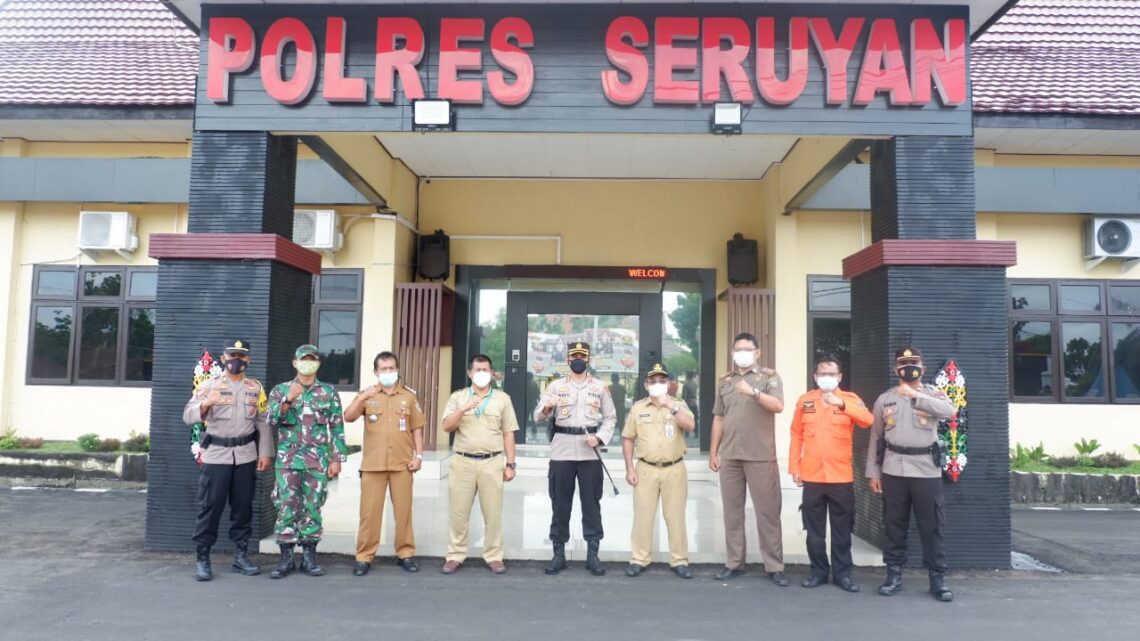 Polres Seruyan menggelar apel gabungan Siap Siaga Bencana. Dalam kegiatan ini dihadiri dari TNI - Polri, BPBD Kabupaten Seruyan, Satpol PP Kabupaten Seruyan dan Dinas Kesehatan Kabupaten Seruyan serta instansi terkait lainnya, Selasa (07/09/2021). Foto : Tbn