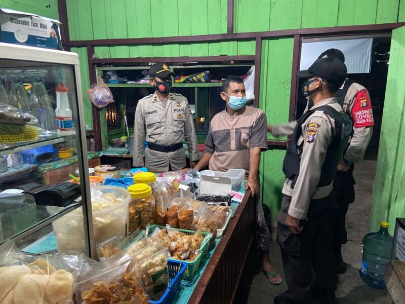 Regu KRYD Polres Seruyan dipimpin oleh Ka SPKT Polres Seruyan melaksanakan Patroli Himbauan prokes kepada masyarakat di seputaran Kota Kuala Pembuang< Selasa malam. Foto : Tbn