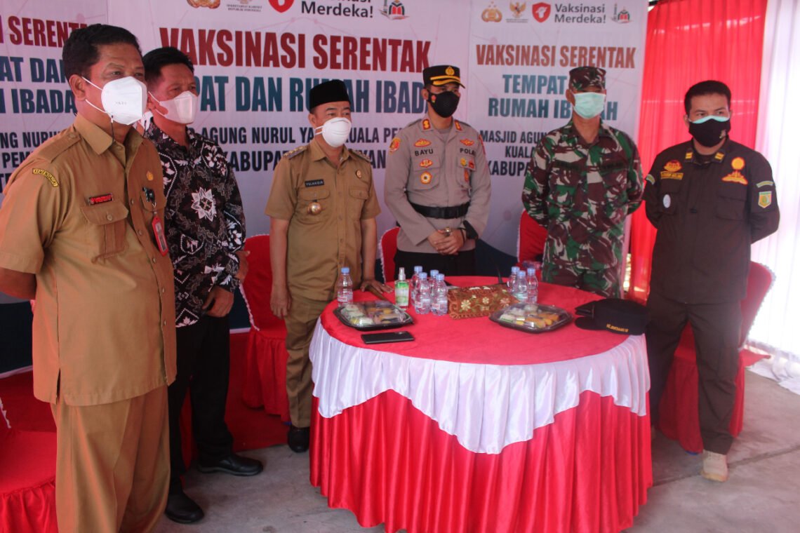 Bupati Seruyan Yulhaidir didampingi Kapolres Seruyan AKBP Bayu Wicaksono, S.H., monitoring kegiatan vaksinasi di Masjid Nurul Yaqin, Kuala Pembuang, Selasa (7/9/2021). Foto : TN