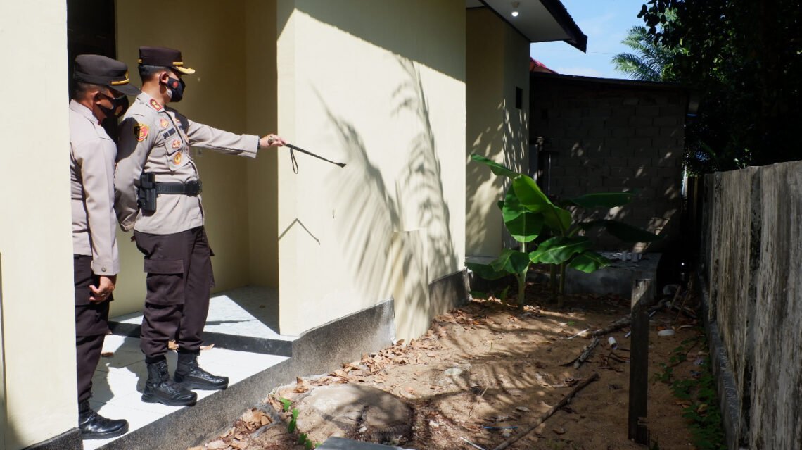 Kapolres Seruyan AKBP Bayu Wicaksono, S.H., S.I.K., M.Si. di dampingi Kasie Propam Polres Seruyan Ipda Pramono dan Kapolsek Seruyan Hilir Ipda Fahroni melakukan pengecekan di asrama polisi yang terletak di belakang Mako Polsek Seruyan Hilir. Foto : Tbn