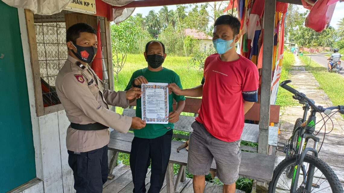 Mengantisipasi kebakaran hutan dan lahan (Karhutla), Bhabinkamtibmas kelurahan Kuala Pembuang I Aipda Ady Haryanto mensosialisasikan Maklumat Kapolda Kalteng tentang larangan Karhutla kepada masyarakat Kelurahan Kuala Pembuang I Kecamatan Seruyan Hilir Kab. Seruyan, Prop. Kalteng, Kamis (07/10/2021) Siang. Foto : Tbn