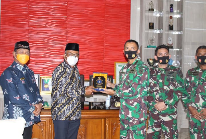 Komandan Lanal Banjarmasin Kolonel Laut (P) Sandharianto menyempatkan diri kunjungi Pemerintah Daerah Kabupaten Kotawaringin Barat, Sabtu (7/11/2020). Foto : bob