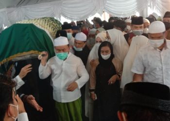 Gubernur Kalteng H Sugianto Sabran Antar Jenazah Ayahanda ke Liang Lahat