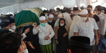 Gubernur Kalteng H Sugianto Sabran Antar Jenazah Ayahanda ke Liang Lahat