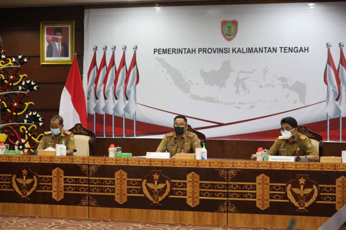 Asisten Bidang Perekonomian dan Pembangunan Setda Prov. Kalteng Leonard S. Ampung saat menghadiri secara virtual Rapat Teknis Percepatan Pembangunan.