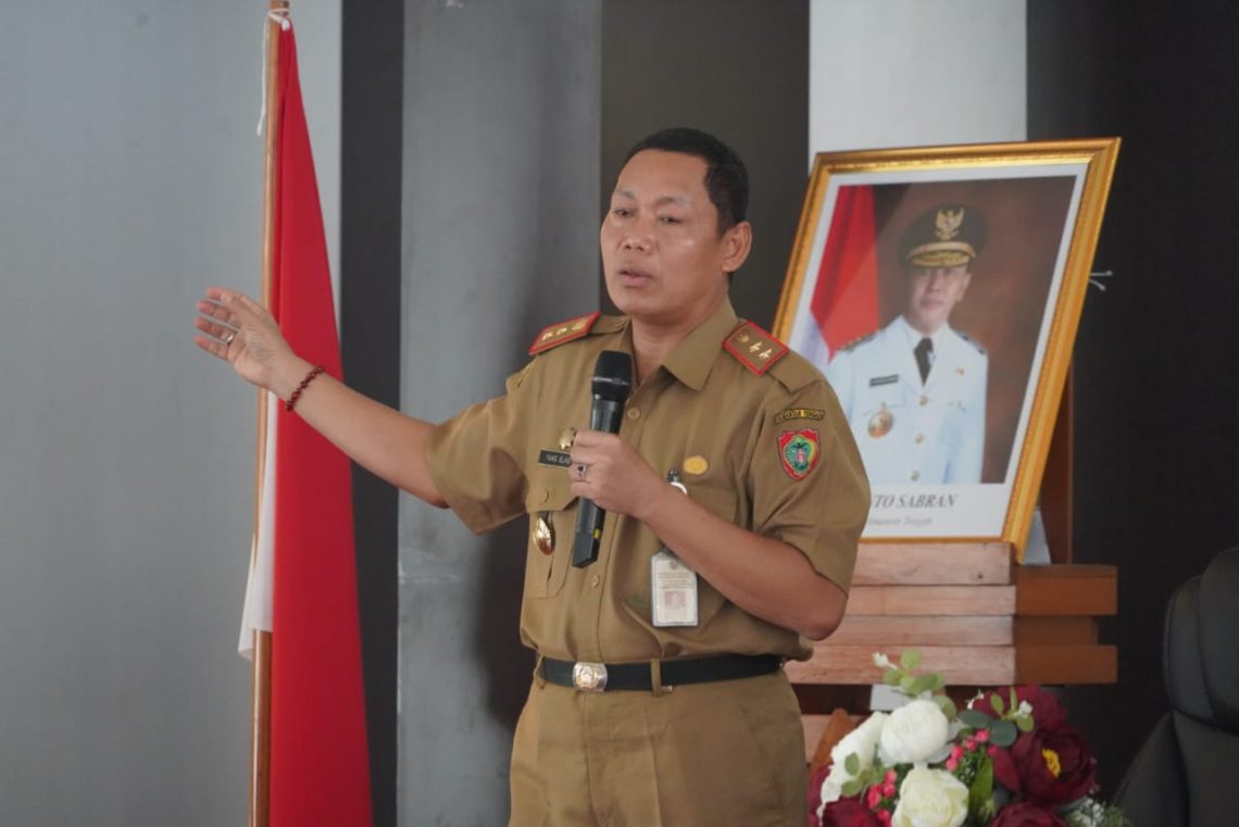 Staf Ahli (Sahli) Gubernur Kalteng Bidang Ekonomi, Keuangan, dan Pembangunan Yuas Elko memberikan materi bagi peserta Latsar, yang berlangsung di Aula Badan Pengembangan Sumber Daya Manusia (BPSDM) Prov. Kalteng, Senin (7/11/2022). Foto : mmc