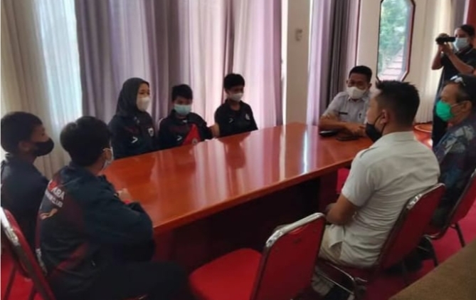 Wakil Bupati Murung Raya, Rejekinnor, memberikan wejangan kepada atlit asal Murung Raya sebelum bertolak ke Jakarta. Foto : Kpl