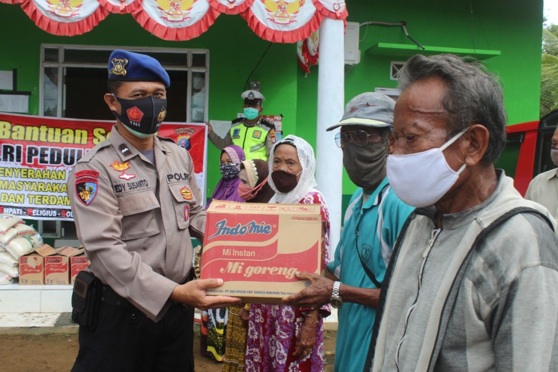 Polres Seruyan kembali melaksanakan pendistribusian bantuan sosial (Bansos) bagi warga masyarakat terdampak pandemi Covid-19 di wilayah hukumnya, Jum'at (8/1/2021). Foto : Tbn